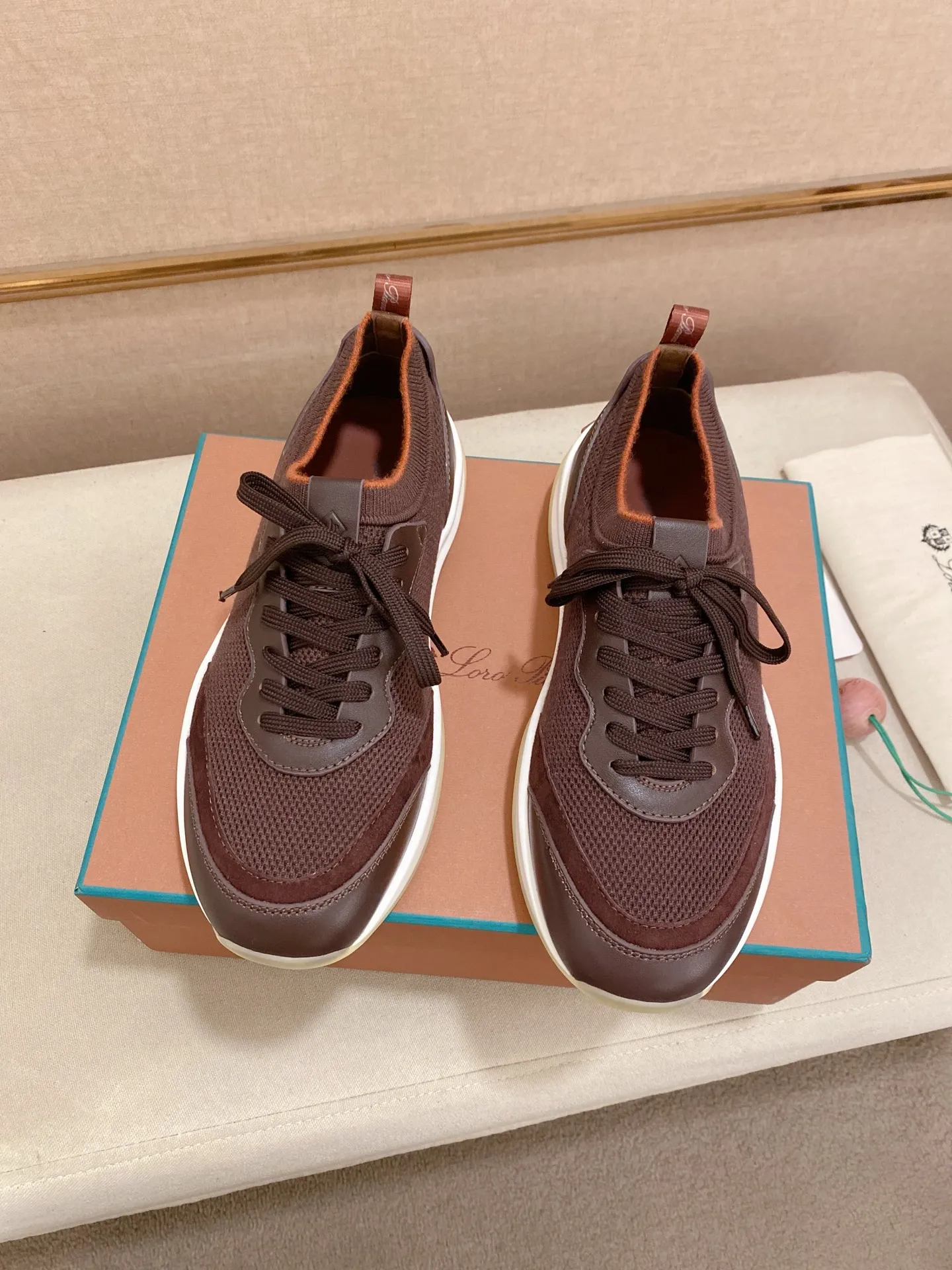 Men's shoes💰: 540💰🔥𝐥𝐨𝐫𝐨 𝐏𝐢𝐚𝐧𝐚 lp classic loafers, an Italian treasure brand, the only brand that can match Hermès! Only after wearing it do we realize that we can’t live up to our feet. The upper is made of imported first-layer cowhide with breathable fly-knit fabric, water-dyed cowhide foot pads, and the official original glass rubber outsole and pendant. Exclusive original packaging (tag ➕ brand paper ➕ outer box ➕ hand bag) code number: 38-44. Can be customized 45-46